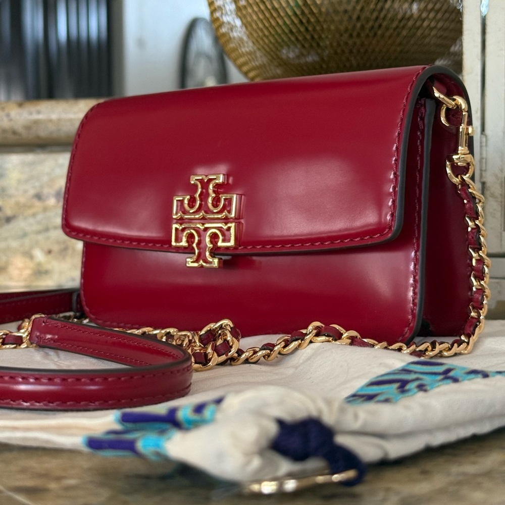 New TORY BURCH BRITTEN SMOOTH CHAIN WALLET W. WRISTLET crossbody BARTLETT RED